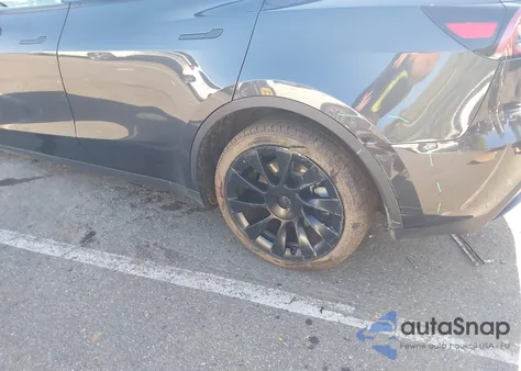 2025 Tesla Model Y Long Range Dual Motor All-Wheel Drive z USA, uszkodzony, nr VIN 7SAYGAEEXSF250779